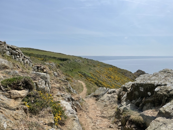 Le Sentier du Littoral joue les montagnes russes le long des falaises, mais la beauté des paysages peut suggérer des poses contemplatives. Il ne faut pas hésiter à faire ce circuit en 4 heures ou plus.