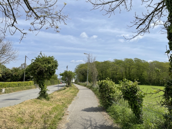 Nous partons du parking du cimetière, et marchons sur le sentier piétonnier qui longe la rue des Vignères.