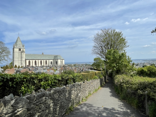 Nous descendons la petite rue du Presbytère, le long de l'église Notre-Dame (XVIIIe) qui cache la chapelle Saint-Germain (IXe et XIe), dont on devine la flèche.