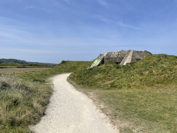 Comme partout sur cette côte, le bord de mer est truffé de blockhaus.