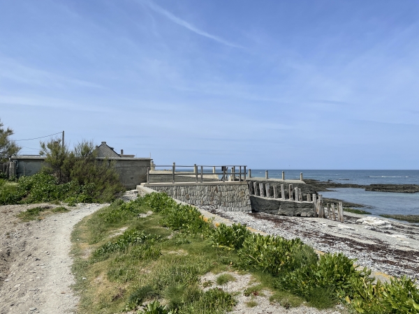 Arrivés au Pré de la Mer, nous allons quitter le bord de mer et marcher vers le sud.