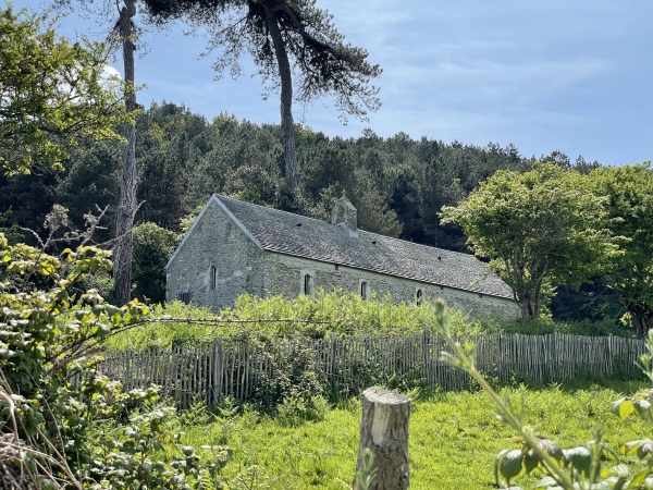 Sur notre droite, on peut voir la chapelle Saint-Clair, située à proximité d'une fontaine miraculeuse, désormais disparue. La chapelle est très ancienne, antérieure au XIIe siècle où l'on trouve sa trace dans des textes. Restaurée plusieurs fois, elle est désormais en attente d'une nouvelle fonction. (ref père Jean-Christophe Mache)
