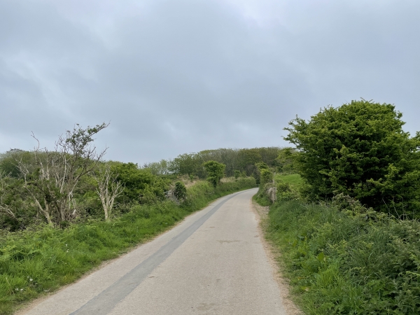 Nous traversons la vallée des Moulins sur la petite route qui mène à Saint-Germain-des-Vaux.