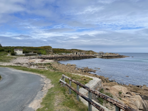 Nous arrivons au port Pignot. M. Pignot était un entrepreneur, propriétaire de la carrière de granit. C'est d'ici que provenaient, par exemple, les pavés de la ville de Lille.