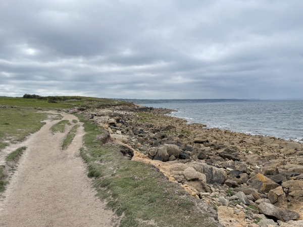 Nous suivons le bord de mer en direction du Fort du Cap Lévi.