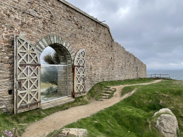 Le GR223 fait le tour du fort Lévi.