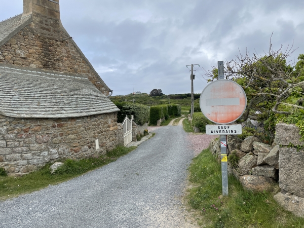 Avant d'arriver au port, nous coupons la D210, quittons le GR223 et prenons les chemins des prés en suivant le balisage jaune.