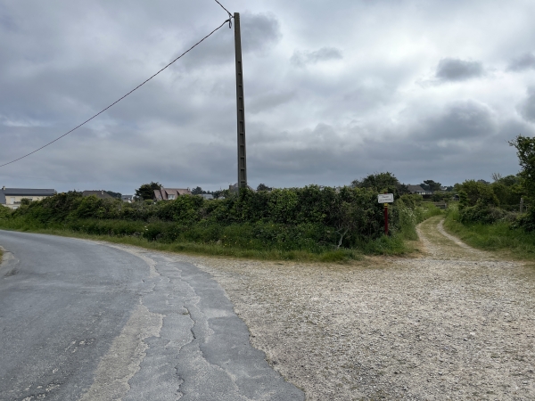 Version courte du circuit : nous quittons le balisage jaune, et continuons sur la petite route à gauche pour entrer dans le hameau de la Bordette.