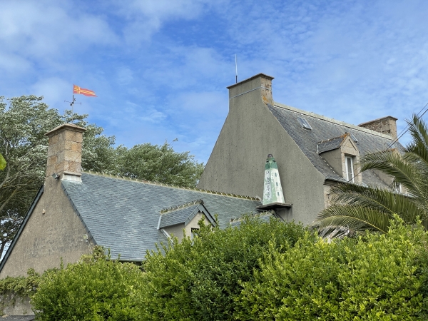 Nous fermons la boucle par les hameaux de la Bordette et d'Ingremare. Cette maison expose une maquette du phare du Cap Lévi.