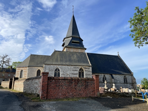 Nous partons du stationnement devant l'église Notre-dame de Thil-Manneville, et partons vers le sud.