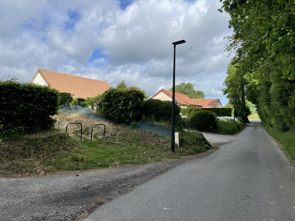 Nous arrivons à Thil-Manneville. A gauche, on voit la discrète entrée du chemin qui traverse le village dans toute sa longueur.