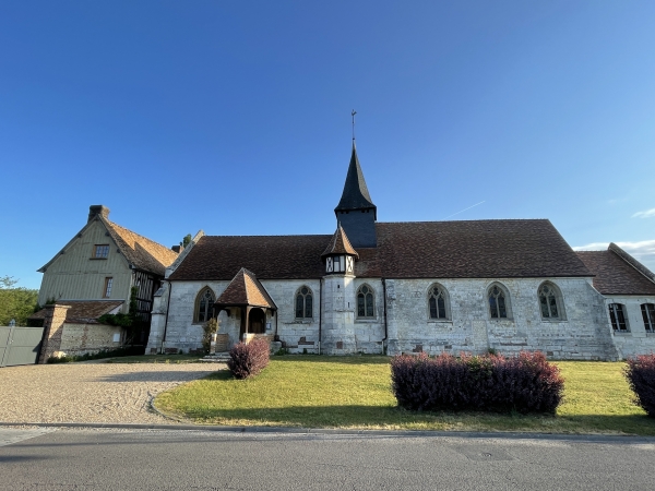 Nous partons du stationnement devant l'église de la Sainte-Trinité (Xe -> XVIe). L'église est excentrée du bourg actuel, et montre l'orientation du village d'origine sur son port fluvial et son passage d'eau. A gauche, on voit l'ancien presbytère du XVIIIe siècle.
