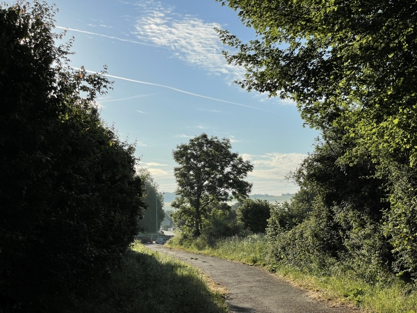Nous voilà rue Jules Verne, le long d'un ancien champ de courses, nous marchons vers l'est pour traverser la D164.