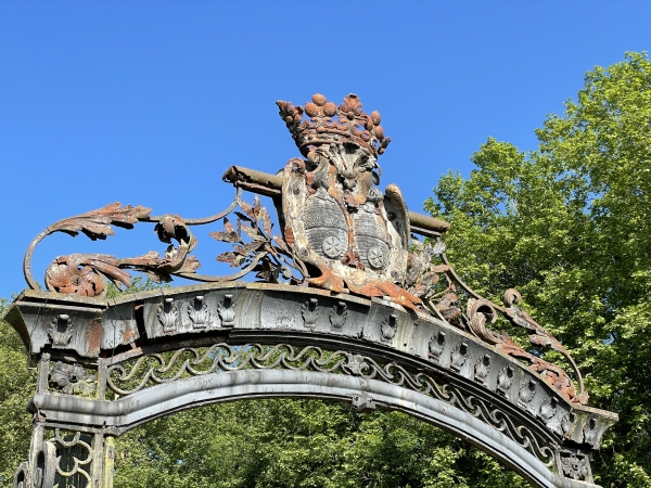 Nous passons devant le portail du château de Pinterville. Son fronton est surmonté d'une couronne de marquis, avec ses fleurons séparés de trois perles. Nous n'avons pas trouvé de marquis dans la liste des propriétaires successifs du château.