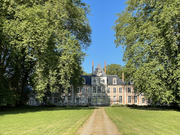 Château de Pinterville. Ancien manoir des évêques de d'Evreux puis de Rouen, il est reconstruit par Pierre Le Pesant de Boisguilbert en 1680. Ses descendants ajoutent galeries, pavillons d'angle et ailes. Il a été sauvé de la ruine et restauré par les propriétaires actuels. (Wikipedia)