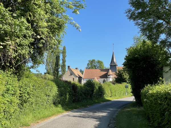 Non loin du château, nous voyons déjà le clocher de l'église de la Sainte-Trinité.