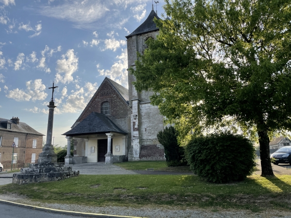 Les parkings de manquent pas au Thuit-Signol. Nous commençons par longer l'église Saint-Ouen (XVIe).