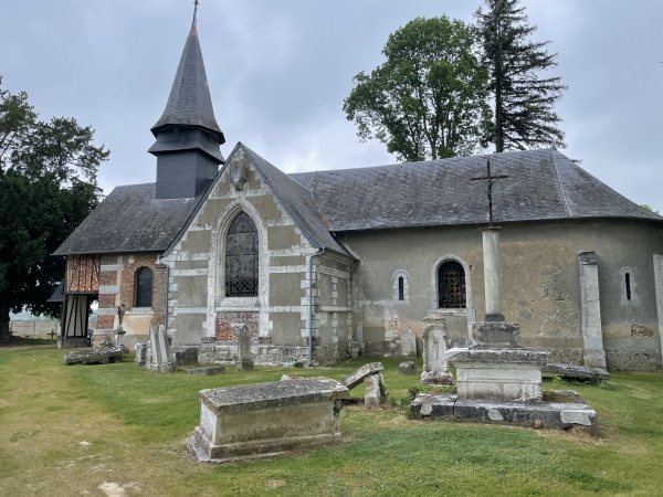 Le site web de la commune nouvelle du Thuit de l'Oison, raconte qu'un colporteur décédé à la limite des paroisses de Saint-Ouen et de St-Pierre laissait tout son bien à la paroisse où il mourrait. Le Bailli trancha en faveur de la paroisse Saint-Ouen qui fit élever un tombeau au donateur.