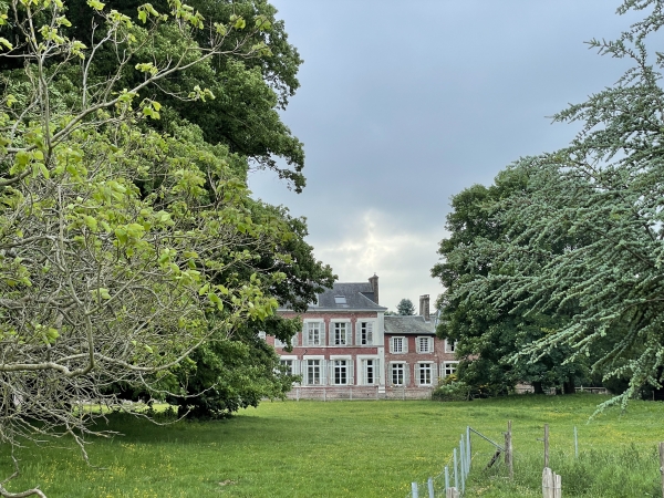 Chateau du Thuit-Simer. Il abrite la Ferme du Mathou.
