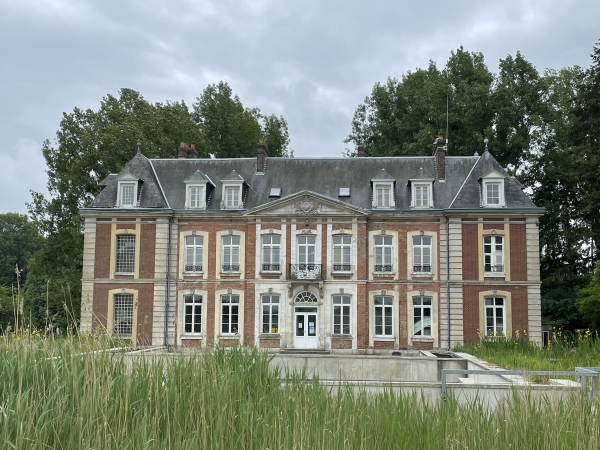 Château du Bosc-Féré, reconstruit au XIXe siècle, propriété de la commune du Thuit de l'Oison, dont les élus s'inquiètent des frais d'entretien du château.