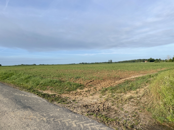 Nous quittons rapidement les petites rues des hameaux pour tourner à droite sur ce chemin de la Sente Herbue.