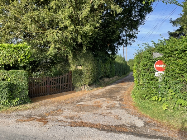 Au hameau des Champs, nous tournons vers la rue de la Fontaine, qui devient chemin un peu plus loin, et entre en forêt.
