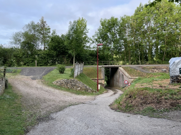 En lisière de forêt, nous découvrons l'ancienne voie ferrée Evreux-Quetteville, qui reliait Evreux à Honfleur. Cette ligne est, sur une grande partie, devenue la voie verte qui relie Evreux à Pont-Authou, en passant par le Bec-Hellouin.