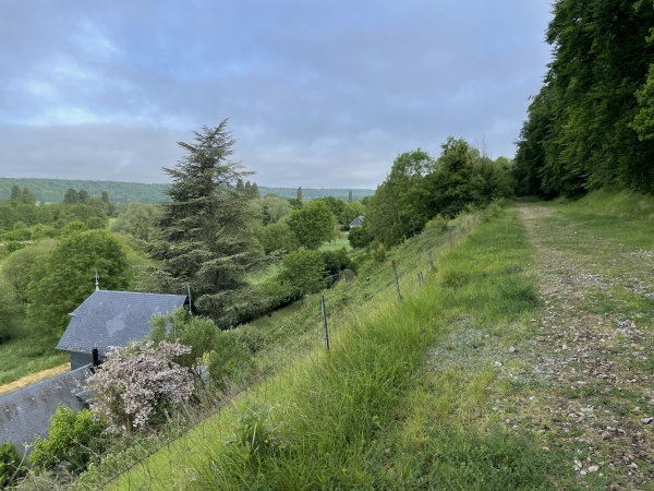 Nous suivons la ligne désaffectée, en profitant de ses panoramas sur la vallée de la Risle. Cette partie de la ligne rejoindra la voie verte qui s'arrête, pour le moment, à Pont-Authou.