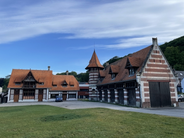 Nous partons du parking de l'espace municipal Mozaïk, constitué d'anciennes dépendances de style anglo-normand (XIXe) du parc d'un ancien château.