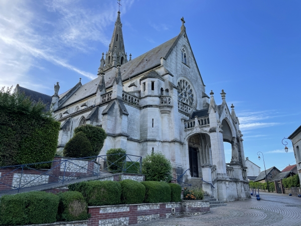 Nous longeons l'église Saint-Thomas-Becket (XVIe XIXe). En face, se trouvait le couvent des Soeurs de la Compassion.