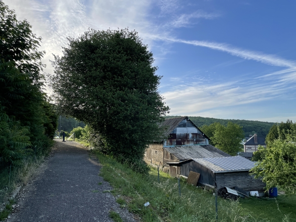 Nous suivons la rue de Laboulaye, qui devient chemin ici, au dessus de la vallée du Bolbec.