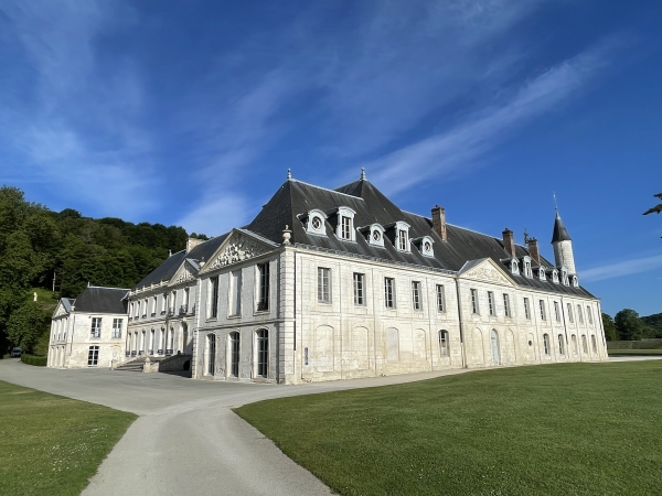 Nous traversons la D173 et entrons dans l'Abbaye du Valasse. Cette ancienne abbaye cistercienne est devenue un château privé après la Révolution, puis une filature et une laiterie. Elle est désormais propriété de la commune de Gruchet-le-Valasse, et son parc est ouvert au public.