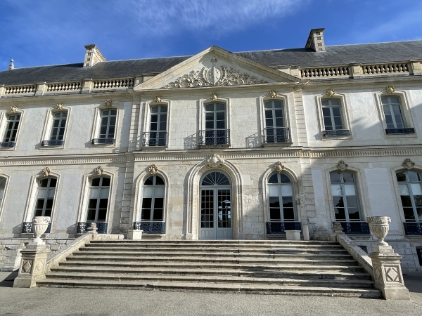 Détruite durant la guerre de Cent Ans, l'abbaye a été reconstruite avec des pierres de la carrière du Valasse.