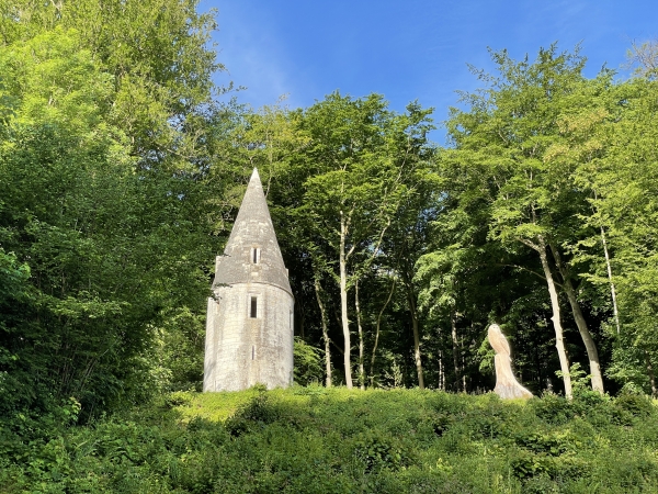 En lisière du bois, se dresse la tour que l'on voyait depuis l'autre versant.