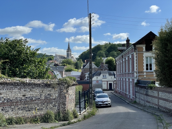 Nous voyons déjà l'église Saint-Thomas-Becket, que nous longions tout à l'heure.