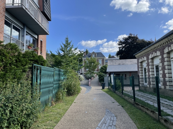 Nous rejoignons l'Espace Mozaïk en passant par la mairie de Gruchet-le-Valasse.