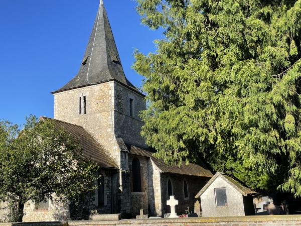 La mairie de Thierville est dotée d'un parking, mais pour ce deuxième circuit dans cette commune, nous partons des stationnements le long de l'église Saint-Laurent (XIe).
