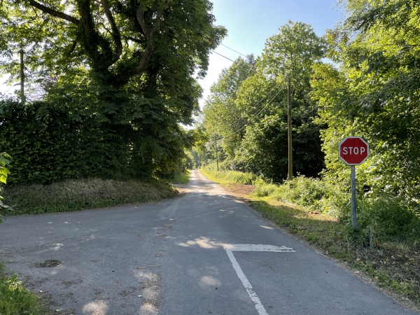 Après le stop, on devine à droite l'entrée du chemin que nous allons suivre.