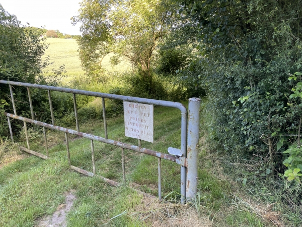 Le chemin qui longe la vallée de Frénette est un chemin privé, autorisé aux marcheurs.