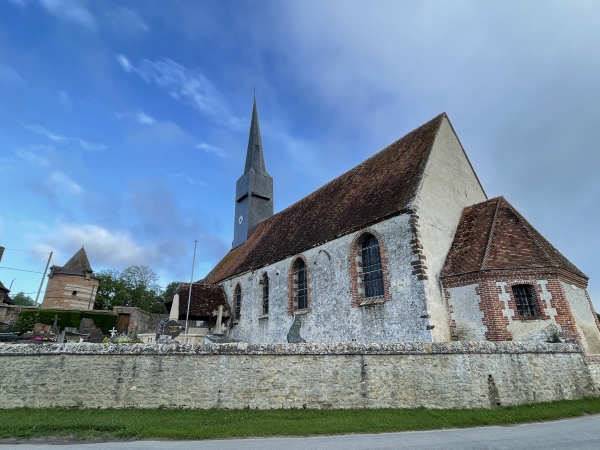 Nous partons du parking de la mairie, juste en face de l'église Saint-Martin (XIIe XVIe). Derrière l'église, on voit le colombier décoré de frises. Le château, lui, est devenu un bâtiment de ferme, caché derrière de hauts murs.