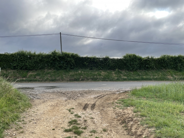 Nous allons suivre à droite la route de la Montagne qui traverse le hameau.