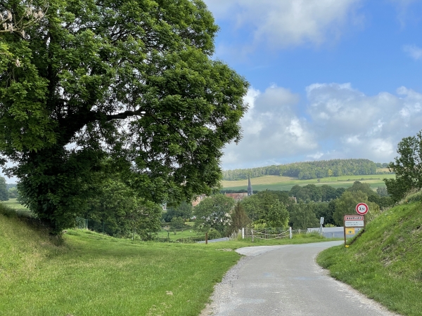 Nous relions Nesle-Hodeng à Bouelles par la rue du Centre. Nous allons quitter la rue, pour descendre par le chemin dont on devine l'entrée, en face de nous.