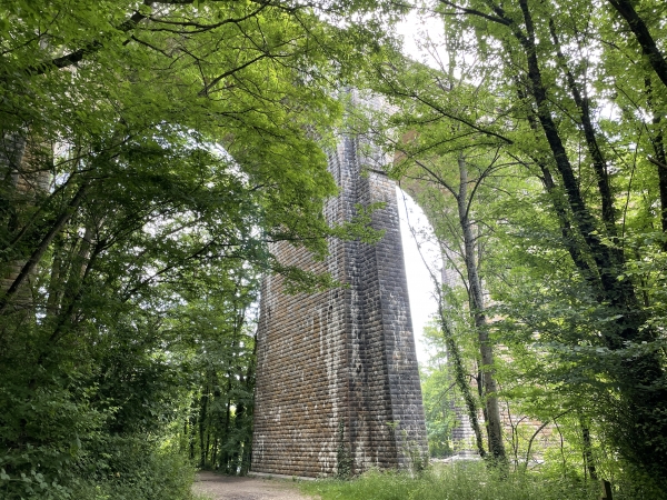 Nous partons du parking aménagé au pied du Viaduc de la Lande, et suivons le chemin qui passe sous le viaduc.