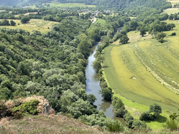 A nos pieds, on peut voir des kayakistes sur l'Orne.
