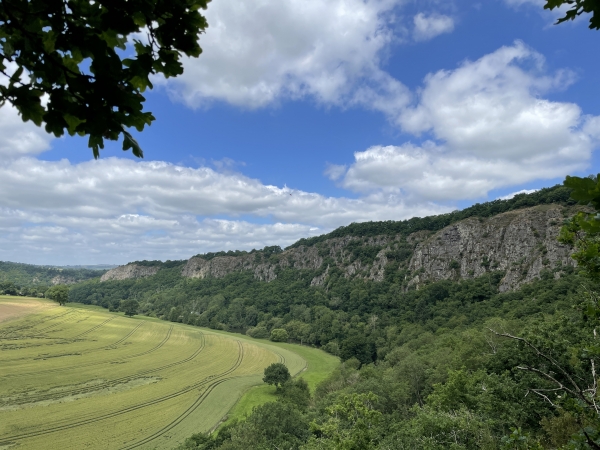 Les Rochers des Parcs, vus depuis le chemin de descente.