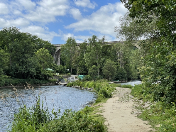 Près du viaduc, une passerelle permet de traverser le fleuve. Mais nous restons sur la rive droite.