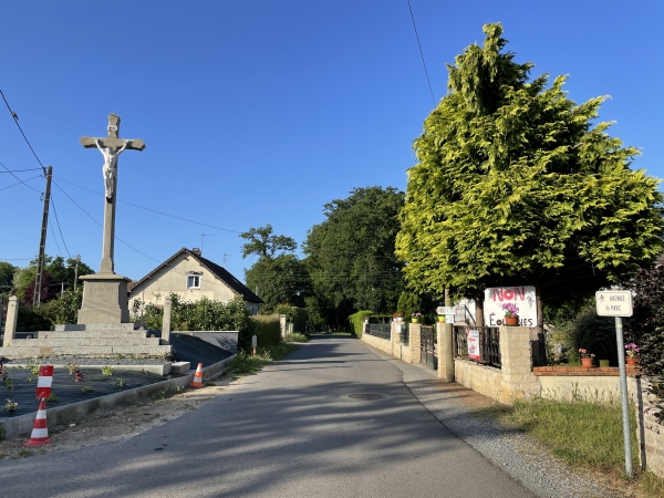 Le départ officiel du circuit est sur le parking de la mairie. Nous sortons du bourg par l'avenue des Cloustiers, et prenons à droite du calvaire.