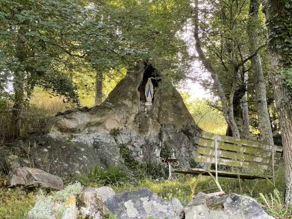 Nous descendons le chemin de Ponflay, avec ici une grotte et une statue de la Vierge.