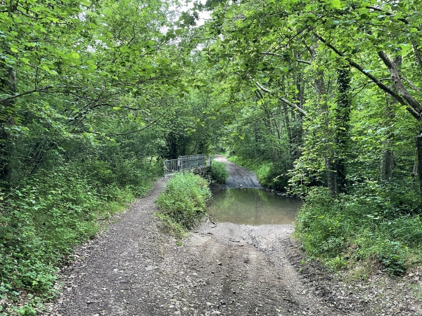 Passerelle et gué sur la Laize. Ce gué du Pont-de-Flès était l'objet de nombreuses fables inquiétantes. Les âmes des barons de Tournebu y roderaient en poussant des cris. La Laize est une belle rivière qui rejoint l'Orne près de May-sur-Orne.