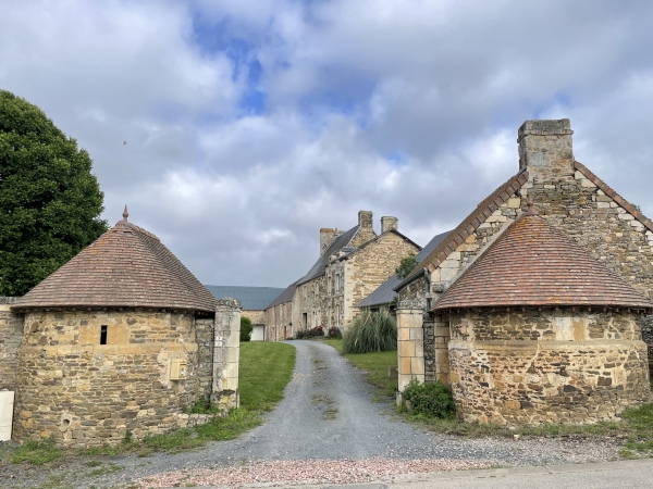 Ancienne ferme-manoir à l'entrée des Moulines.